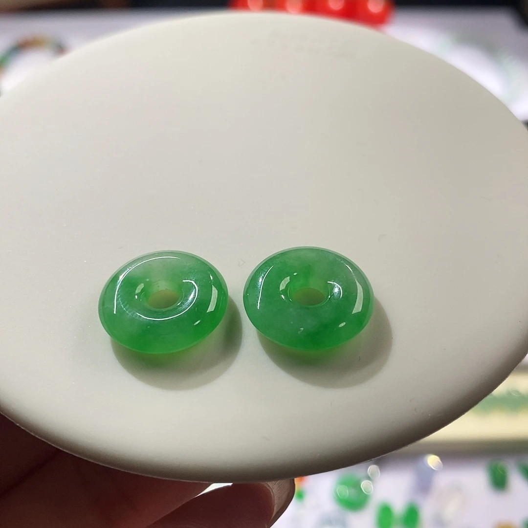 翡翠散珠一对阳绿甜甜圈
