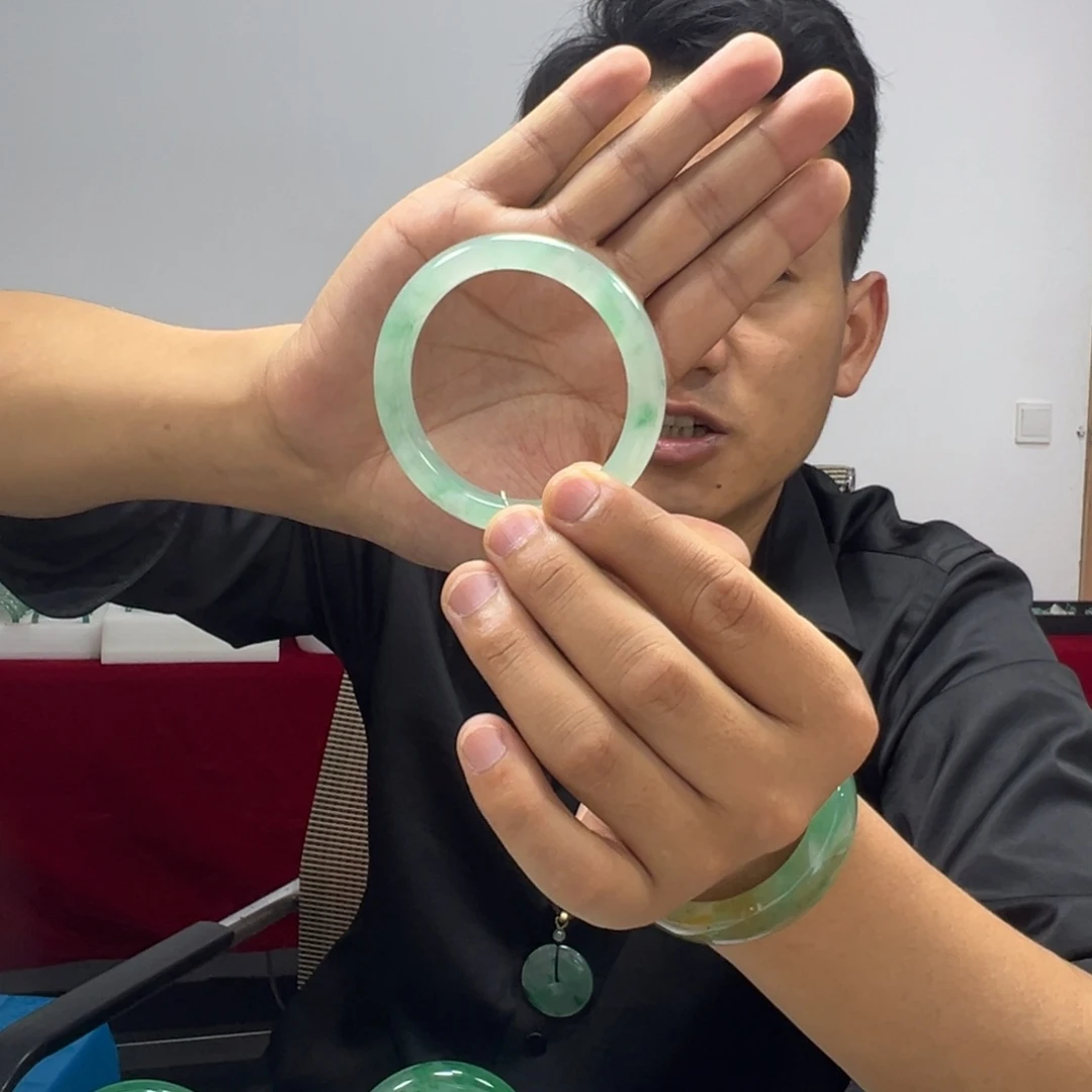 石英质玉（非洲翠）手镯未镶嵌小***?