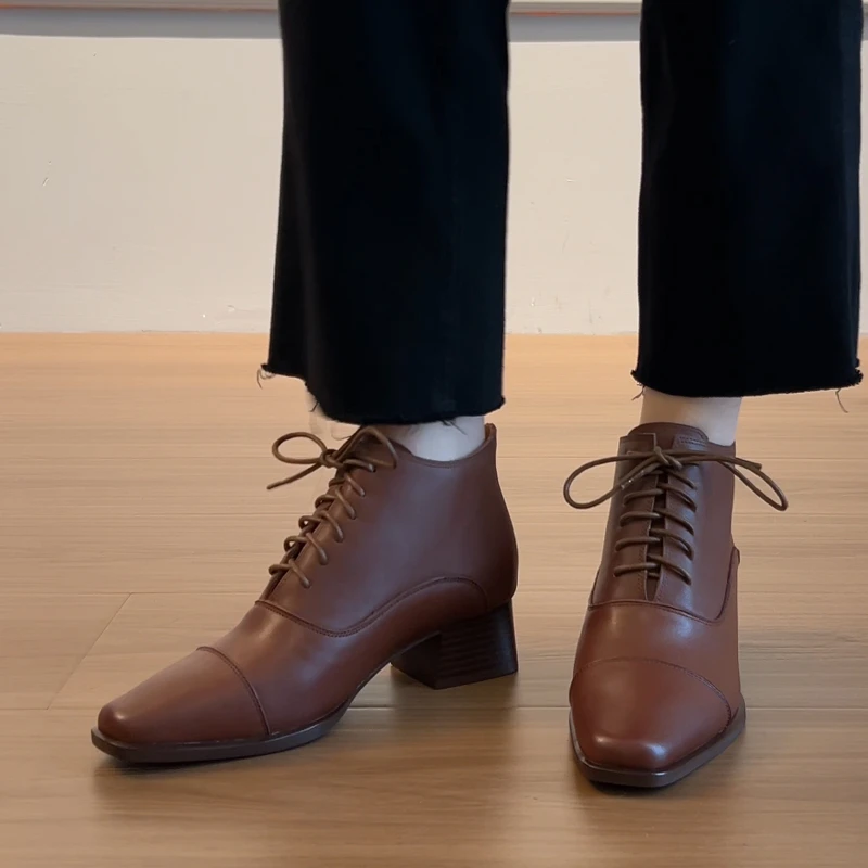 英伦风秋冬新款复古马丁靴女系带真皮方头粗跟短靴切尔西单鞋