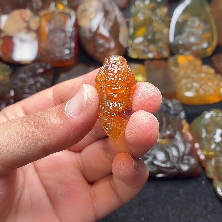 琥珀未镶嵌颈饰31