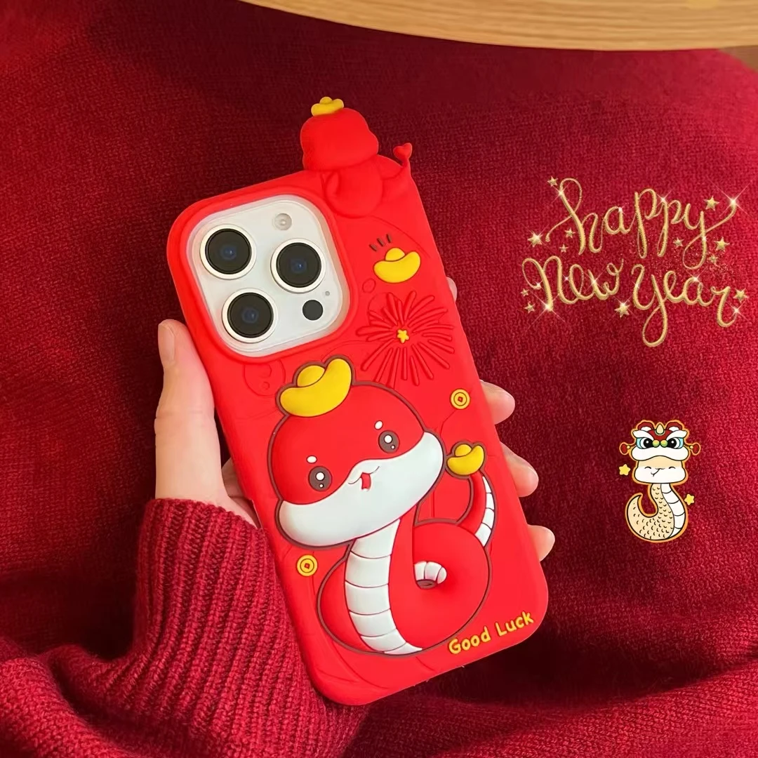 (苹果)趴趴蛇可爱新年卡通适用iPhone16红色女款立体软硅胶手机壳