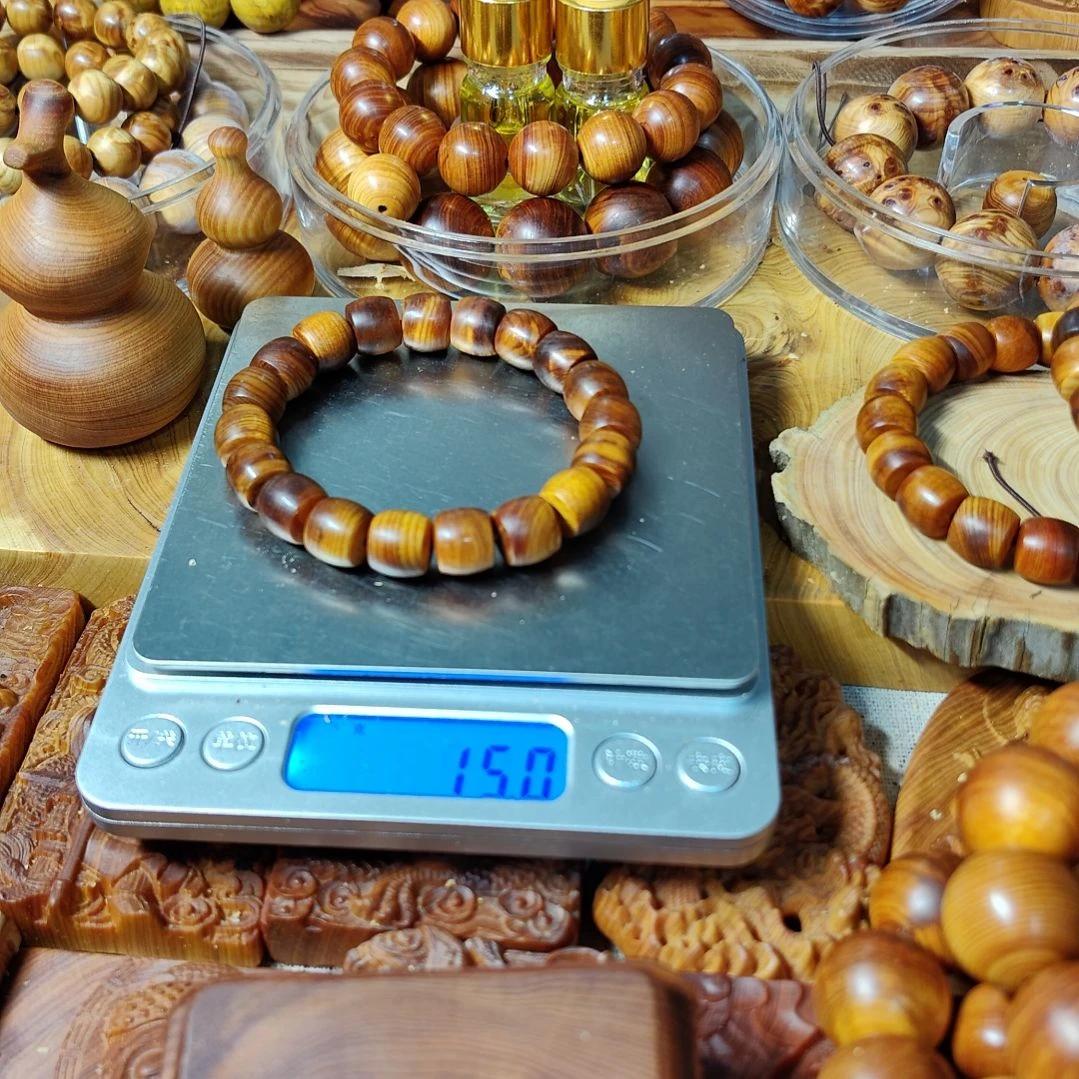 R**d太行崖柏手工艺品