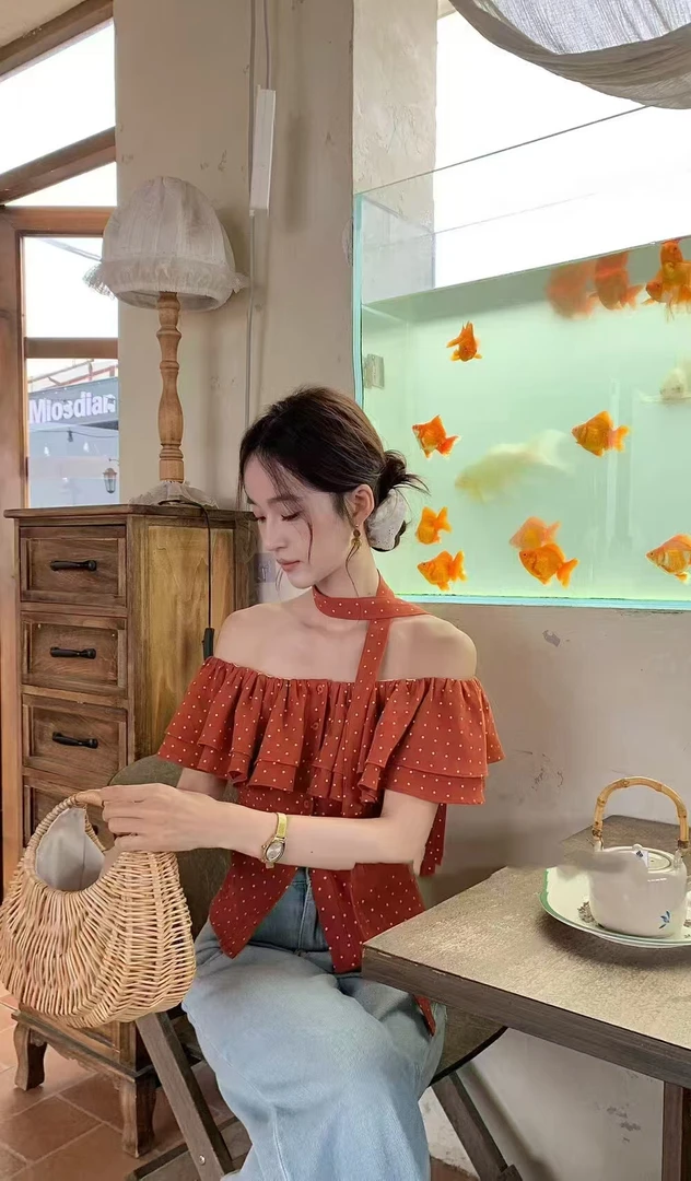 韩版十三行夏季通勤风复古波点无袖荷叶边一字肩修身辣妹衬衫女