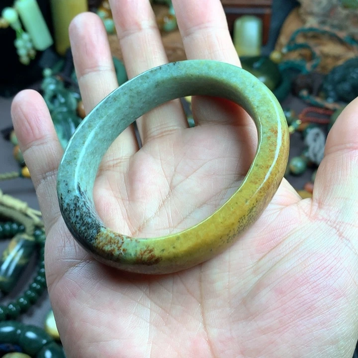 吊坠(赠链)未镶嵌岫岩河磨玉（透闪石质玉）不*