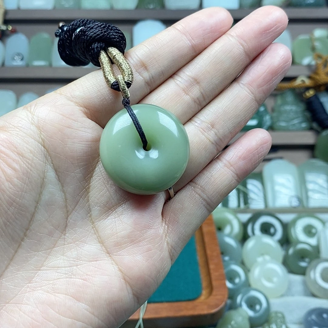 煦***乐和田玉未镶嵌颈饰平安扣0902