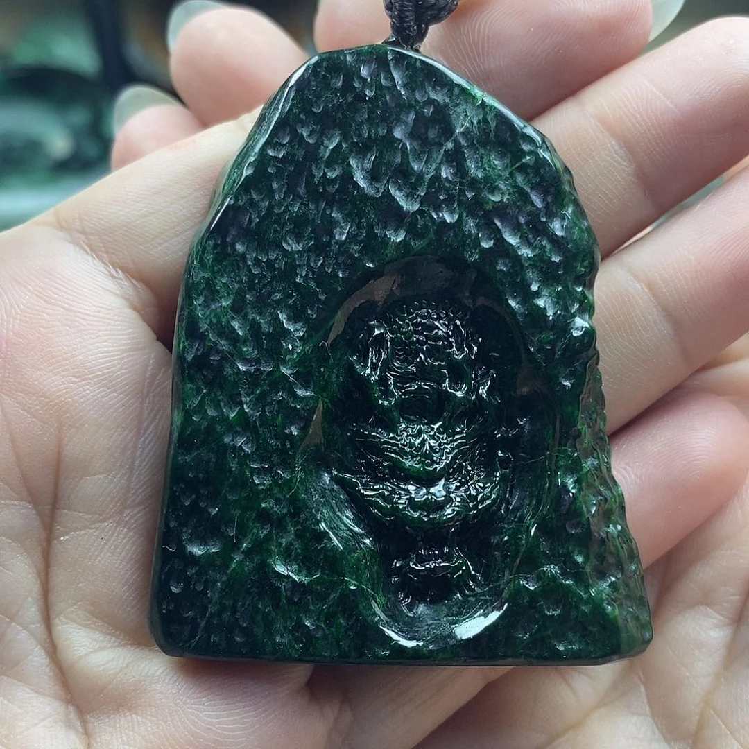 翡翠未镶嵌颈饰董*牌子