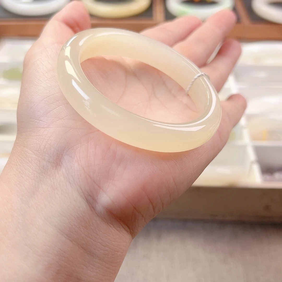 和田玉未镶嵌手镯