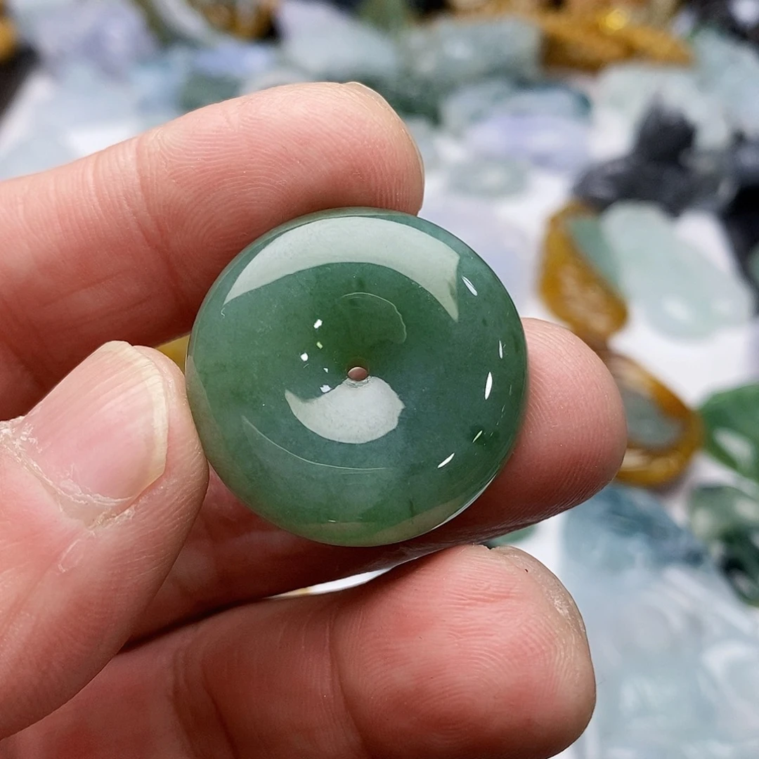 翡翠颈饰未镶嵌平安扣