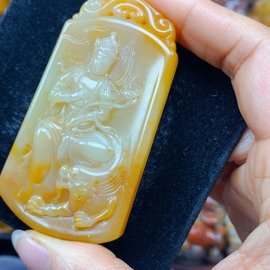 未镶嵌石英质玉（黄龙玉）颈饰
