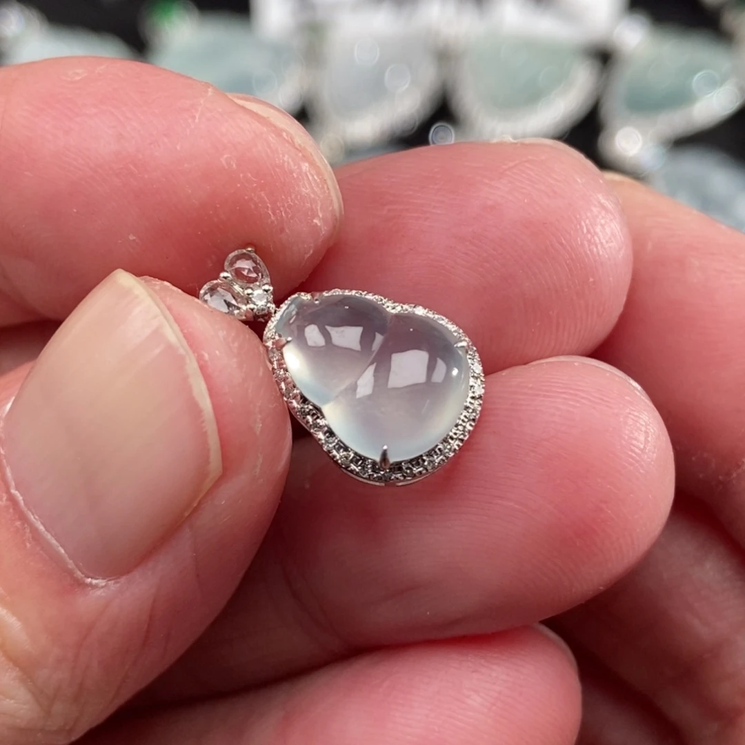 颈饰18K金镶嵌翡翠葫芦