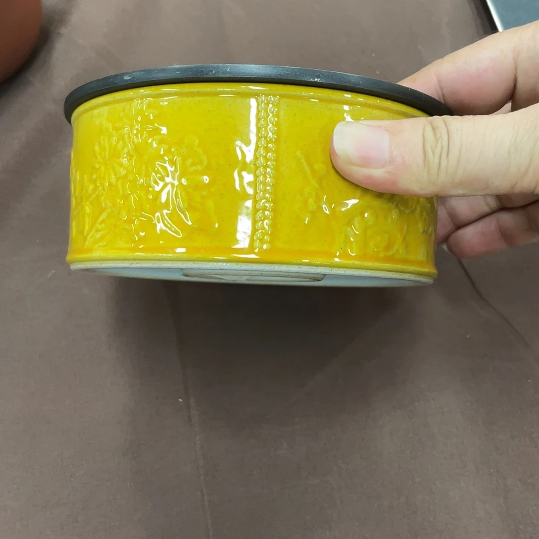 搪瓷杯子里还有很多东西