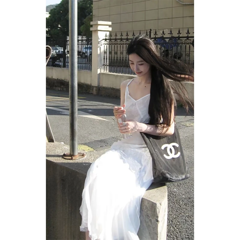 2025秋季新款修身显瘦简约百搭气质时尚高级感大U领吊带连衣裙女