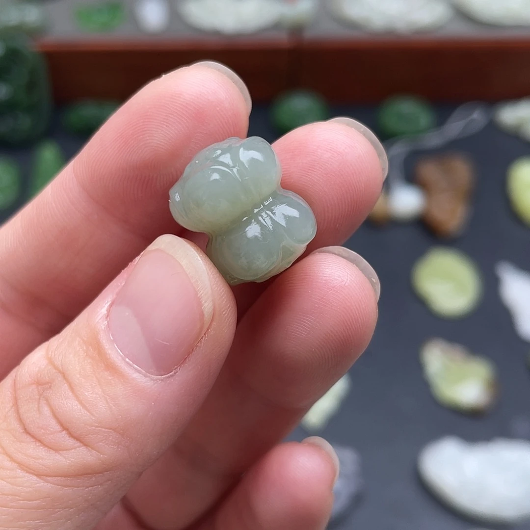 颈饰未镶嵌和田玉并蒂莲小配饰