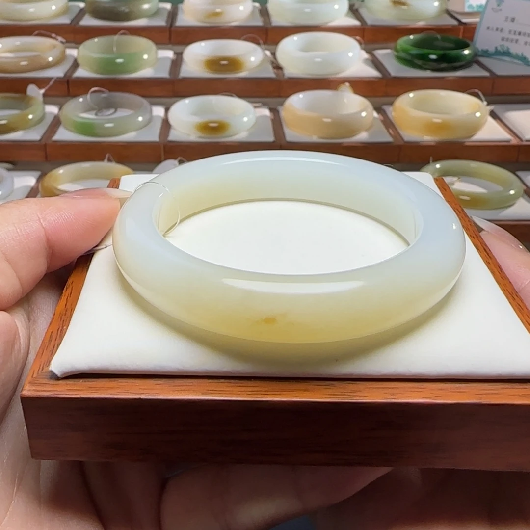 和田玉未镶嵌手镯