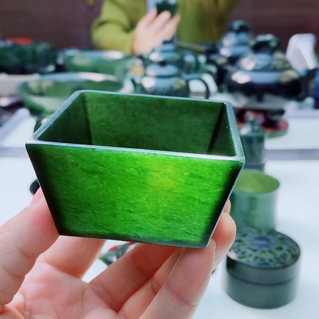 未镶嵌和田玉摆件微瑕