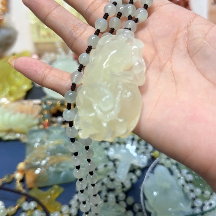 未镶嵌蛇纹石玉吊坠