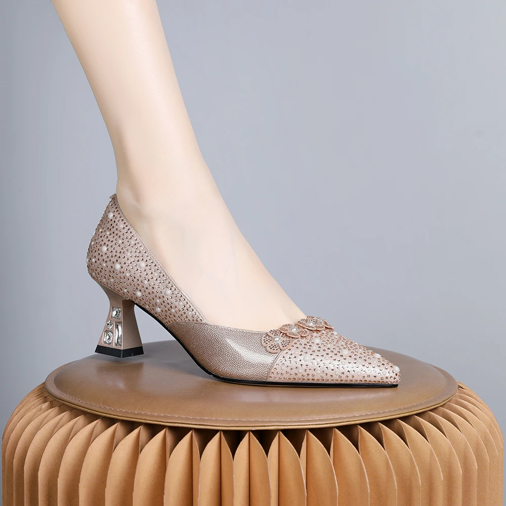 妮彩诗2024年新款法式尖头粗跟套脚小众满钻时尚气质浅口单鞋1838