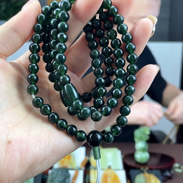 蛇纹石玉颈饰未镶嵌