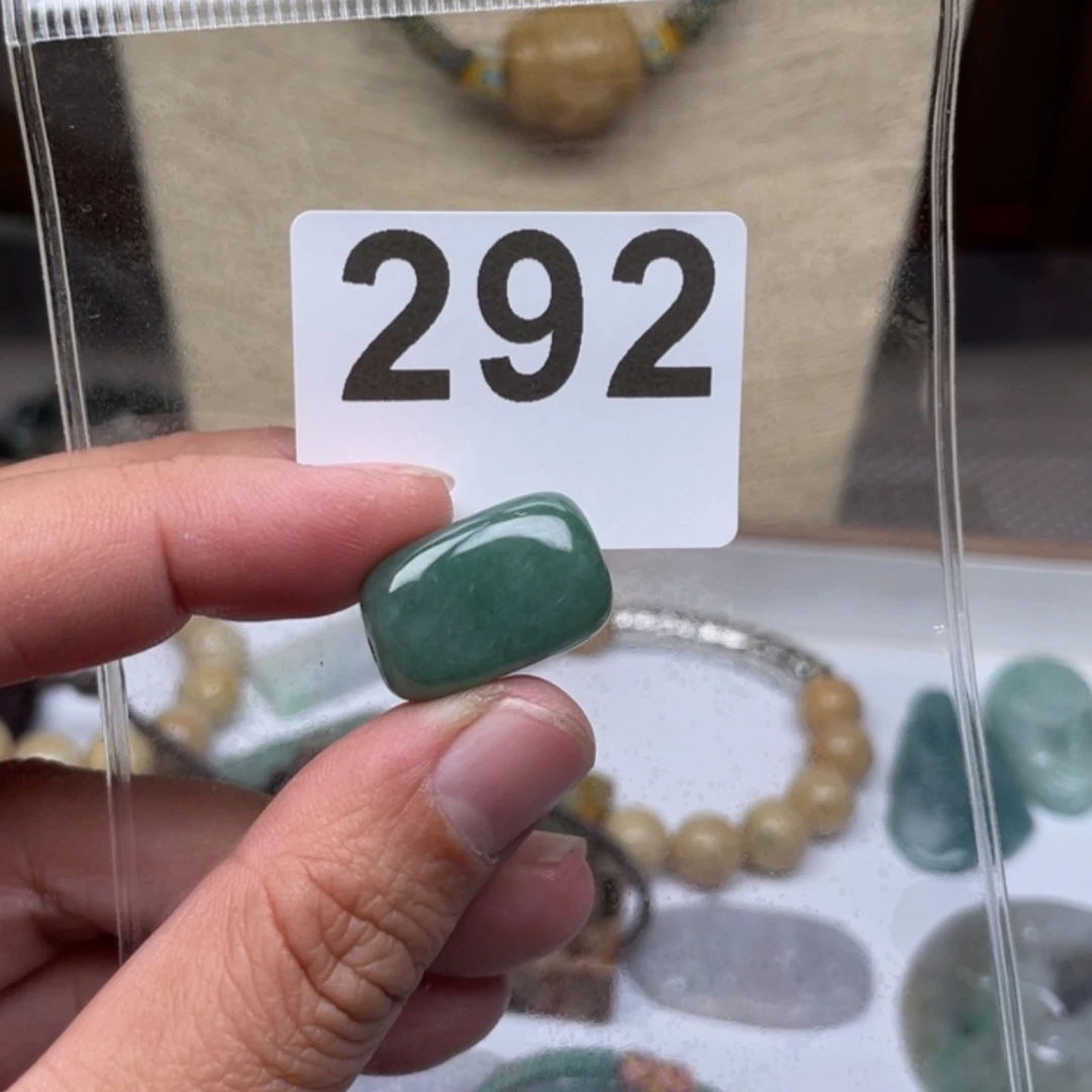 【闪购商品】翡翠颈饰未镶嵌彤*_翡翠