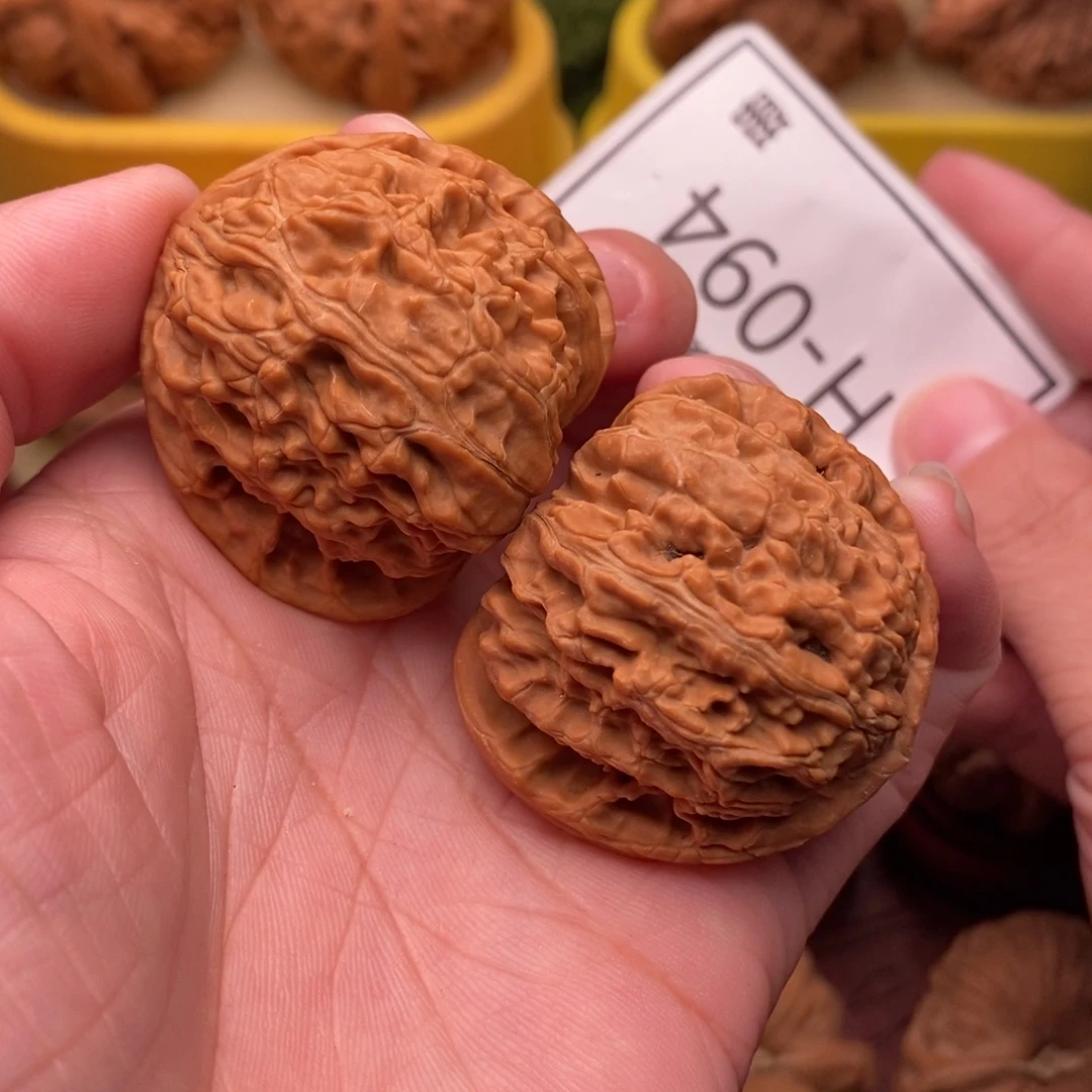 把件桃核狮子头38….