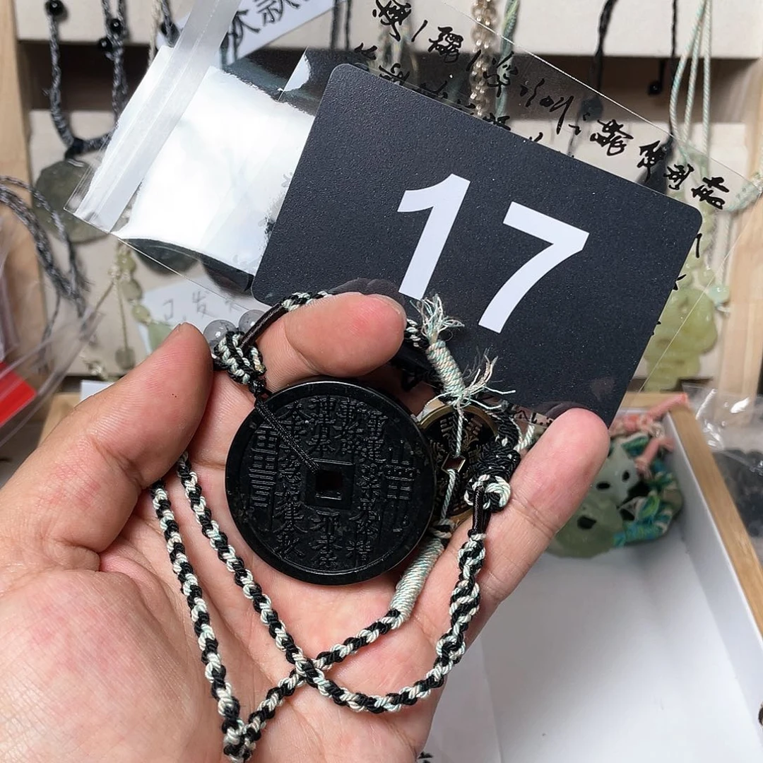 蛇纹石玉颈饰合金