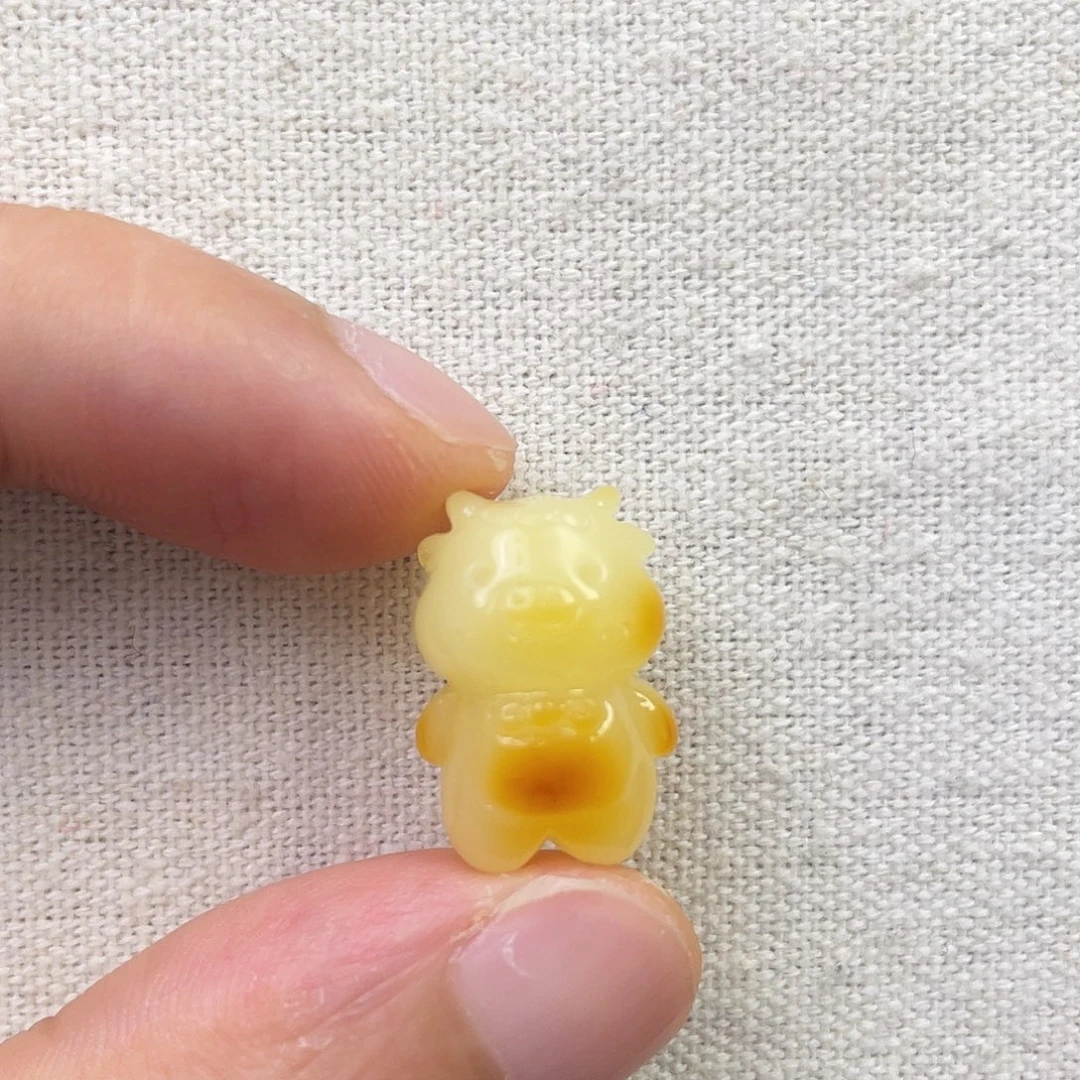 琥珀未镶嵌裸石奶牛