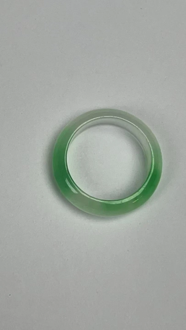 J31飘绿翡翠戒圈