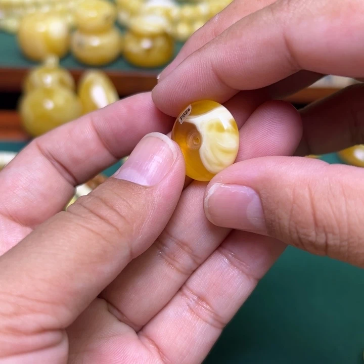 蜜蜡未镶嵌珠宝奇石