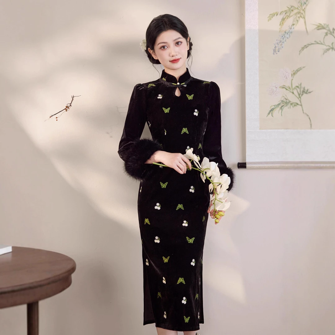 黑色丝绒蝴蝶旗袍新款2025纯欲刺绣加绒遮肉复古连衣裙长款日常