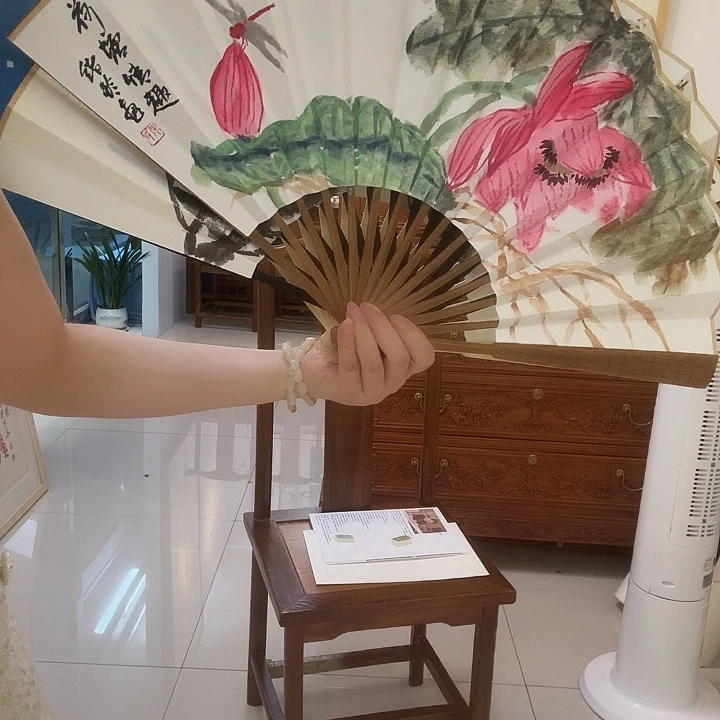 书法荷花蜻蜓扇子作品