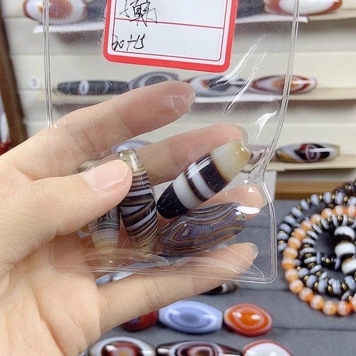 子***着未镶嵌颈饰玛瑙/玉髓