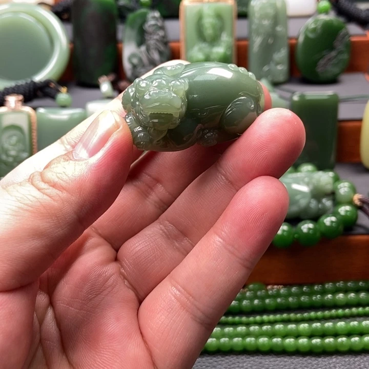 和田玉未镶嵌颈饰小***?