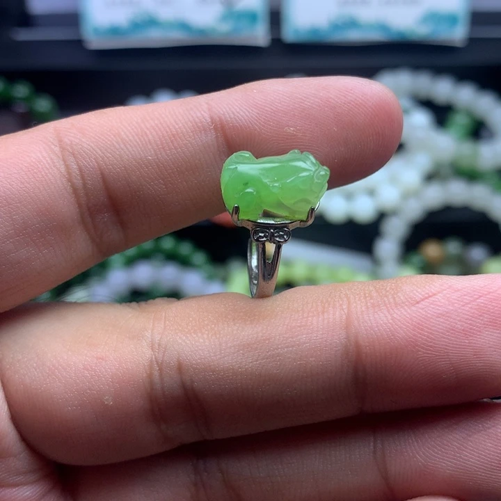 银S925镶嵌戒指和田玉乌兰海苹果绿貔貅 合金戒托