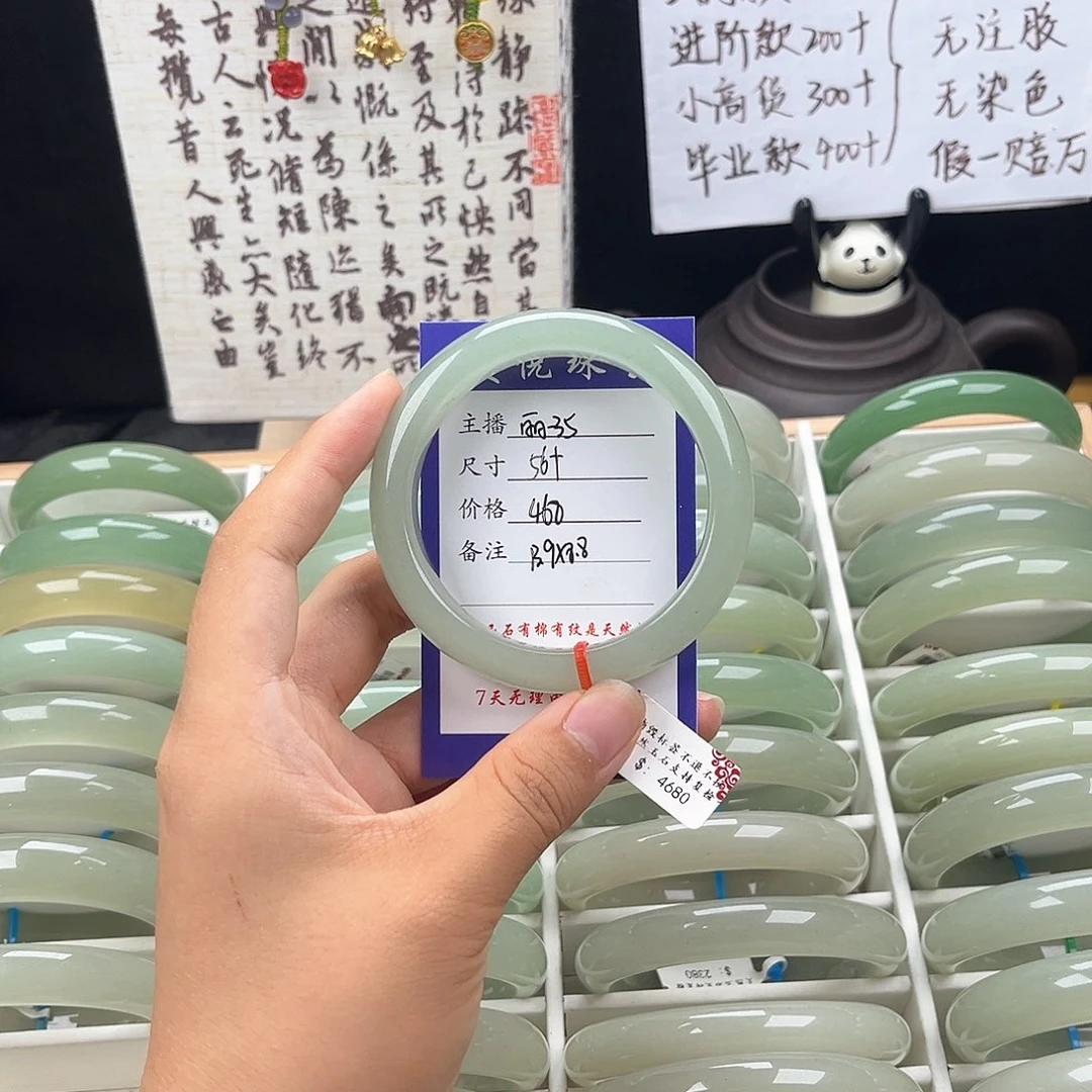 未镶嵌手镯石英质玉是**吖