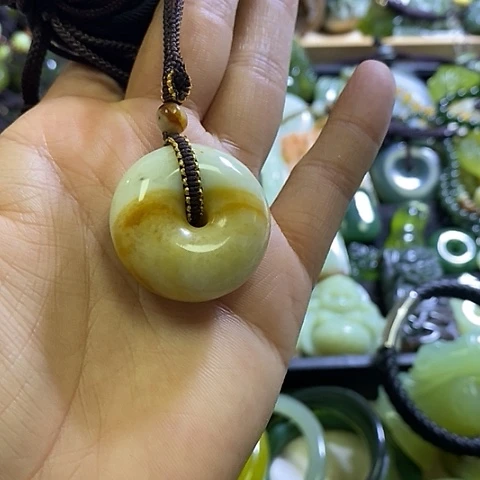 岫玉未镶嵌颈饰一个