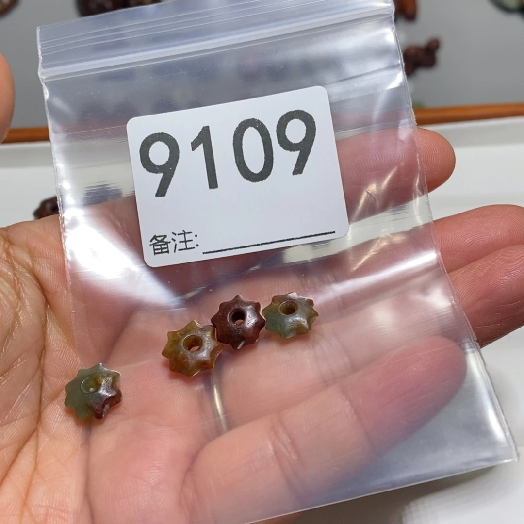 颈饰未镶嵌透闪石质玉乐*