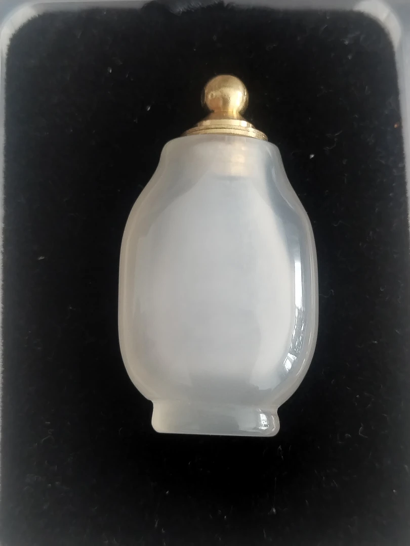 冰清水透无暇鼻烟壶