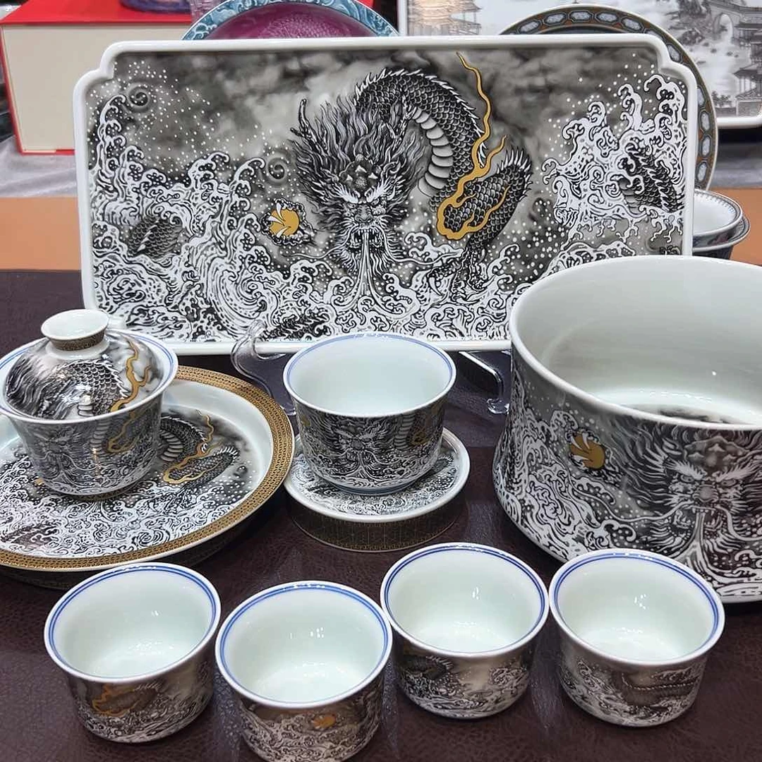 摆件景德镇陶瓷艺术展在上海举办期间举行开幕