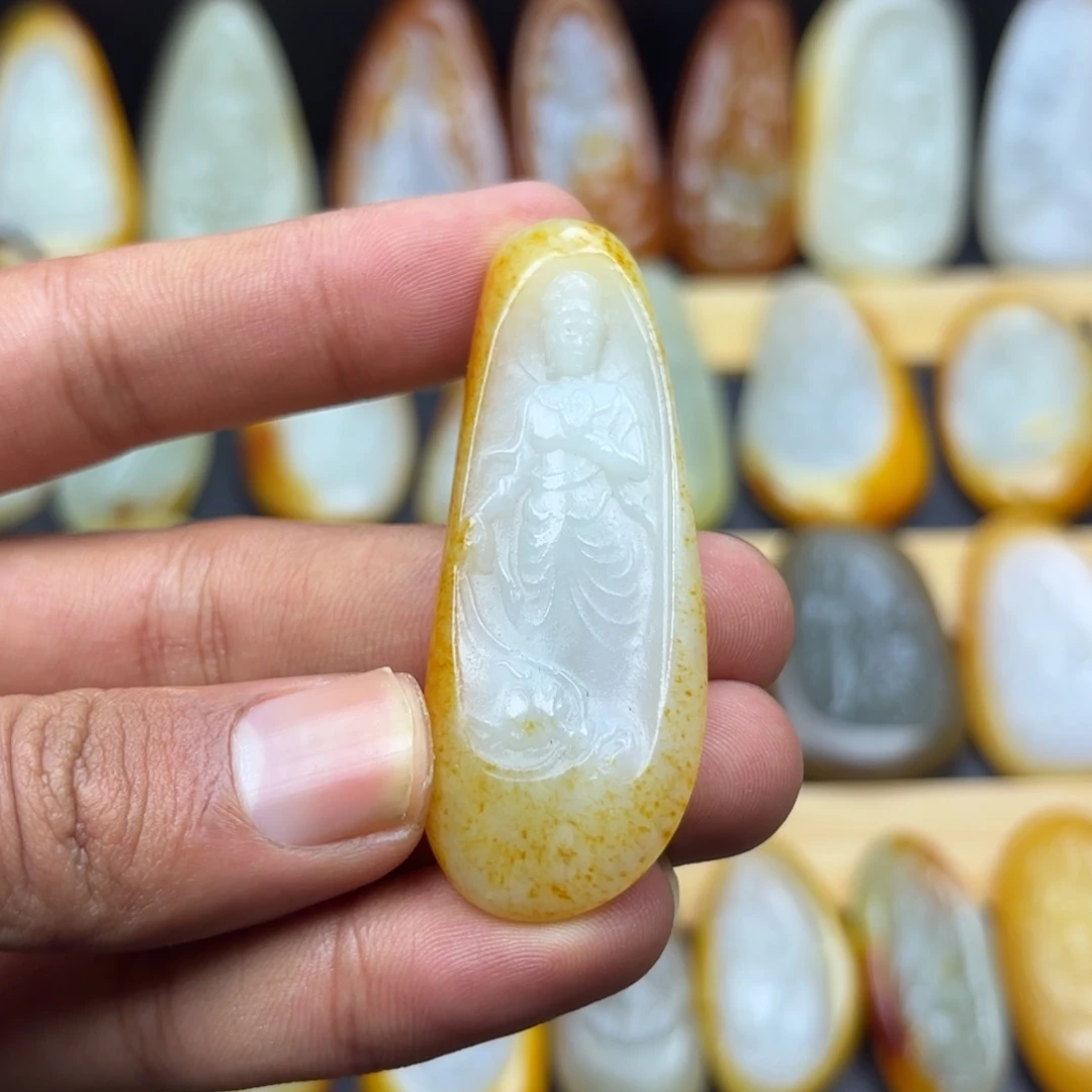 陈***文和田玉未镶嵌颈饰