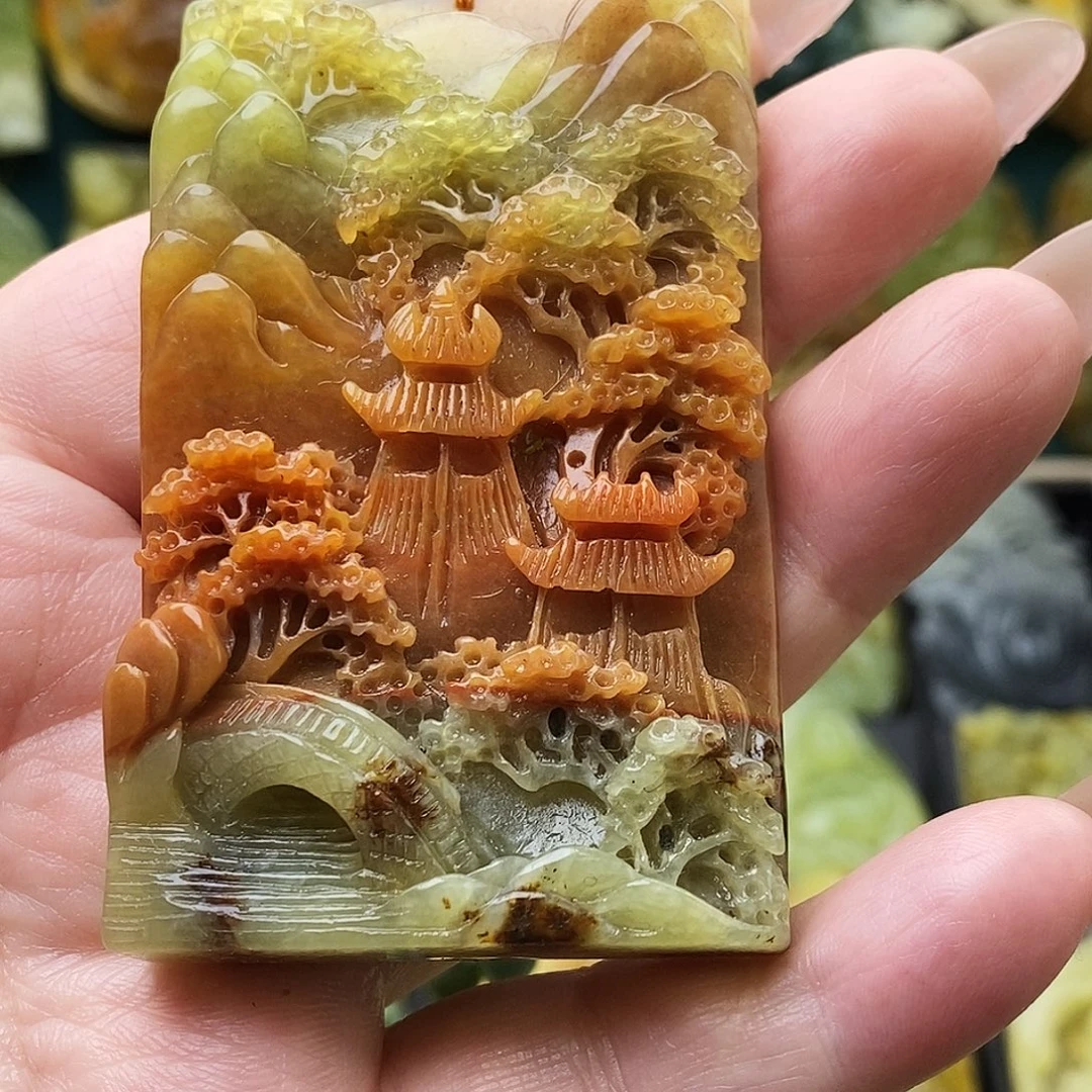 蛇纹石玉未镶嵌颈饰山水