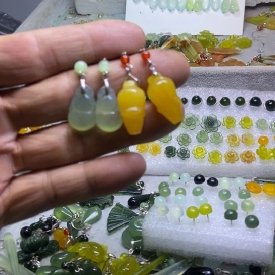 蛇纹石玉未镶嵌耳钉