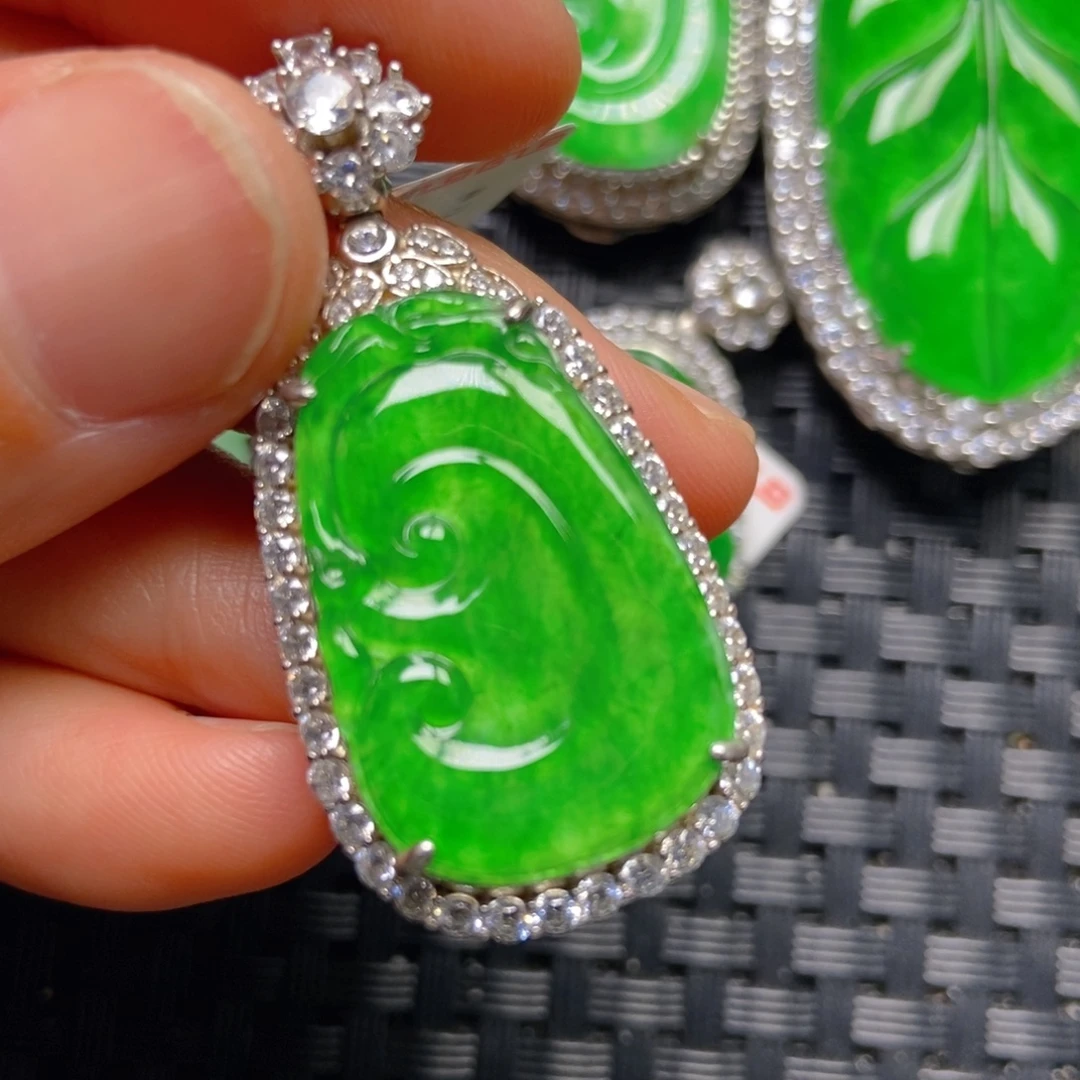 翡翠银S925镶嵌颈饰如意吊坠