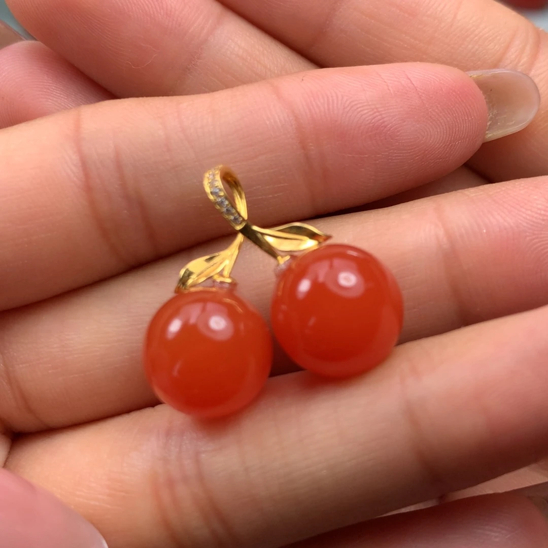 18K金镶嵌吊坠南红玛瑙
