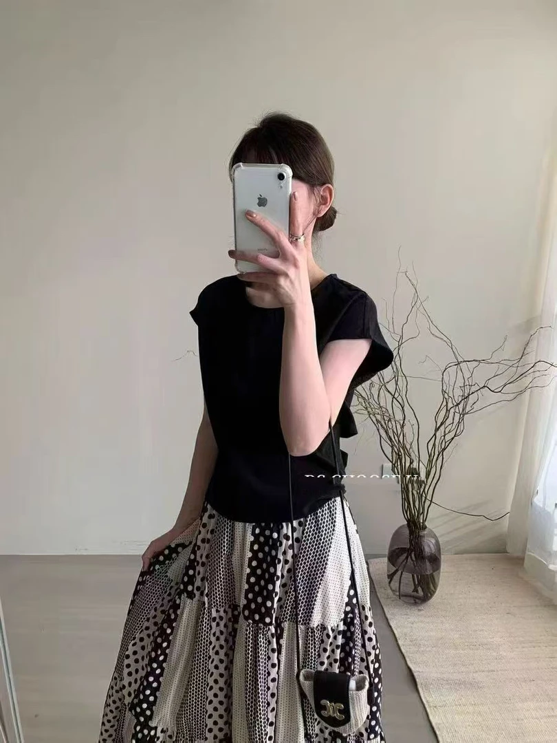 露背黑上衣➕大牌半身裙