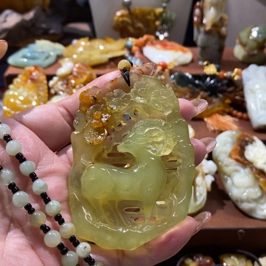 蛇纹石玉未镶嵌颈饰