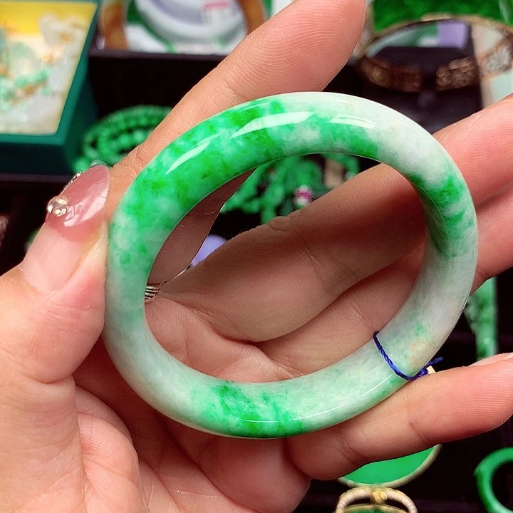 翡翠手镯未镶嵌翡翠
