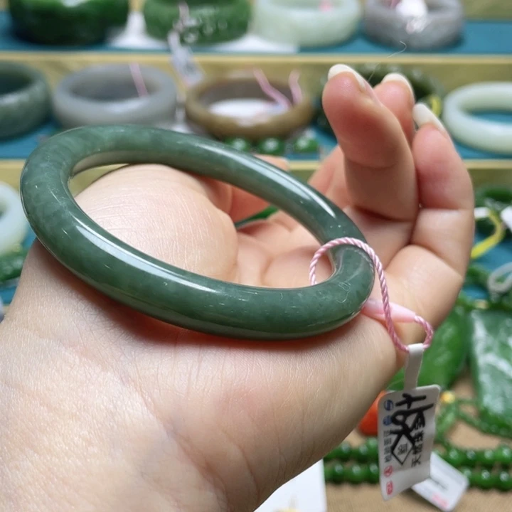 和田玉手镯57+圈口。编号1未镶嵌