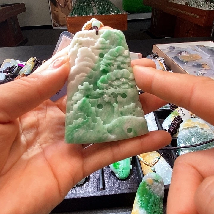 翡翠未镶嵌颈饰一个