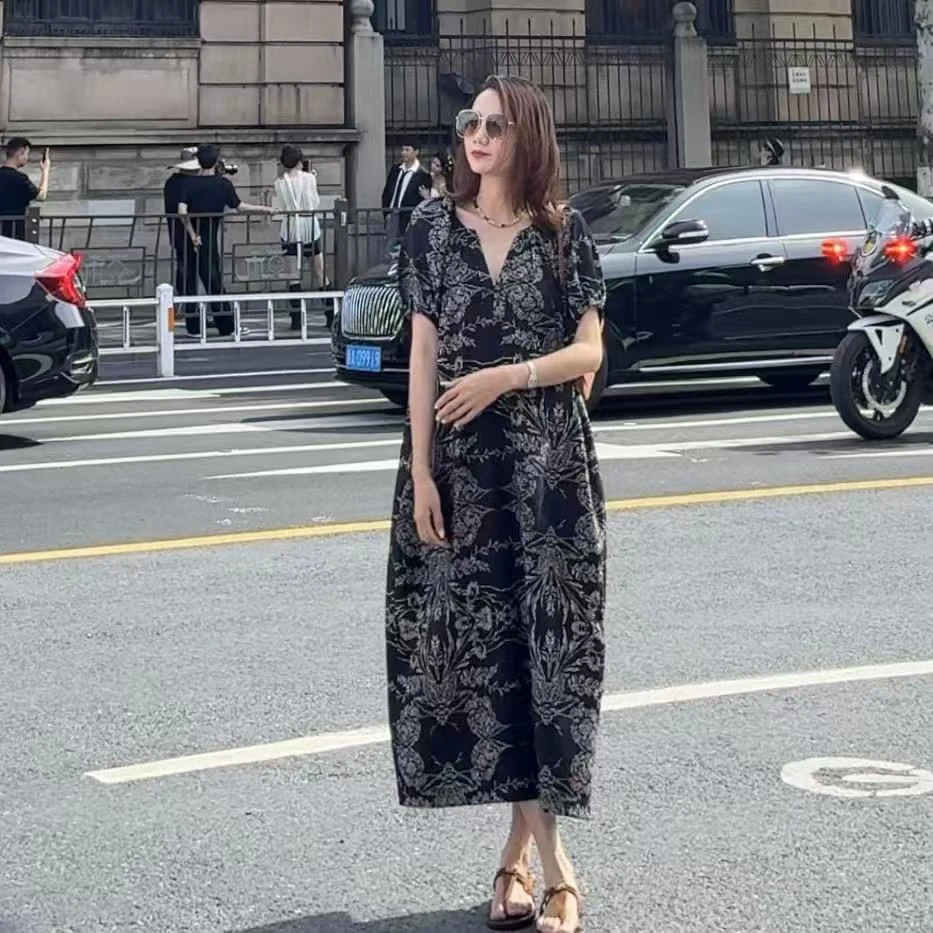 夏季新款优雅高级感显瘦黑白印花V领连衣裙W031