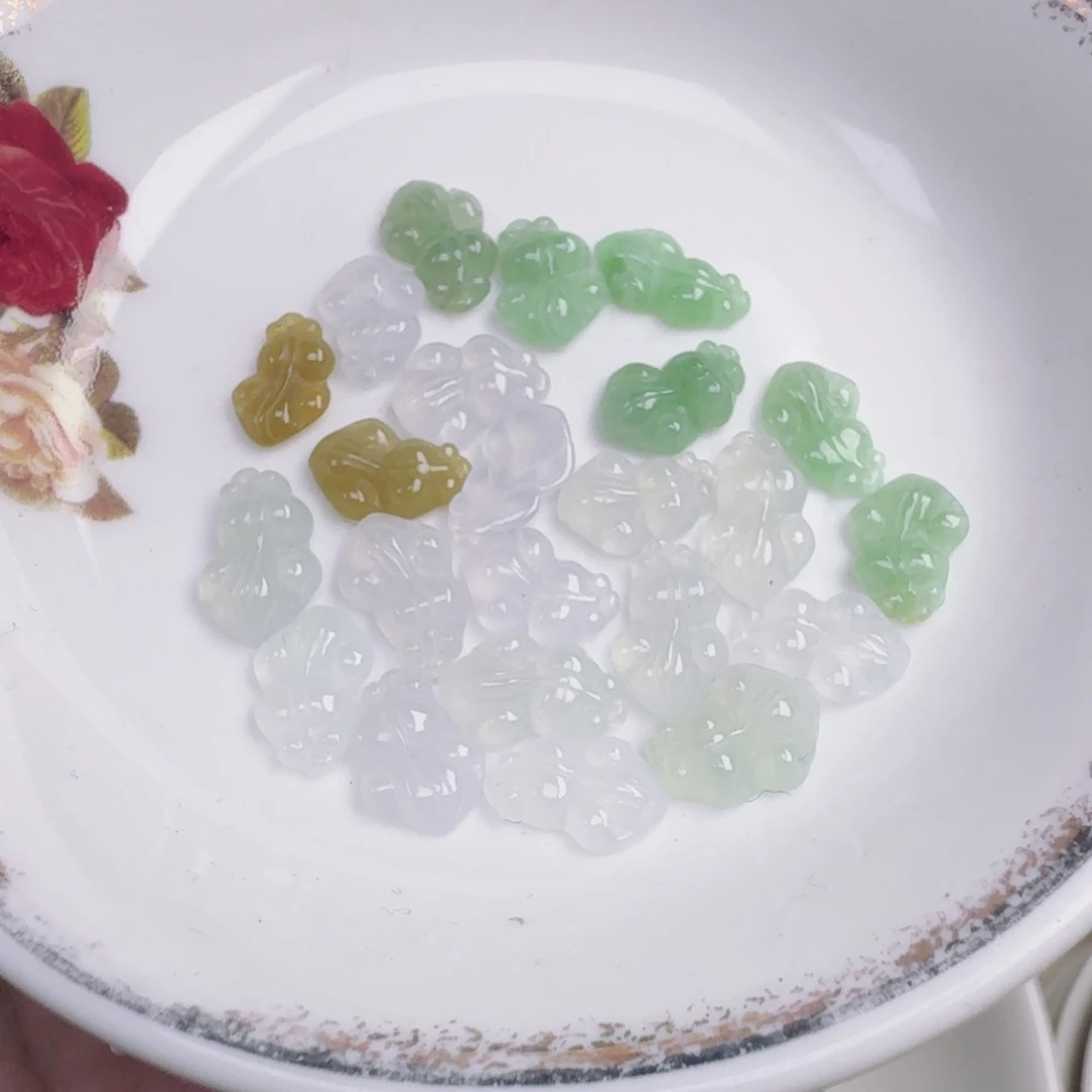 翡翠散珠金鱼一条